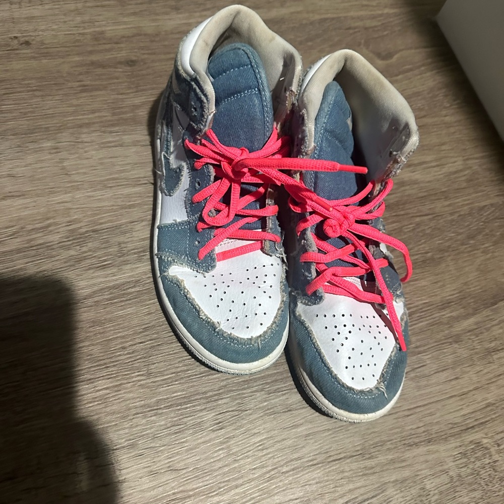 Jordan Kids High-Top Sneakers in Blue Jean , White and Pink Laces